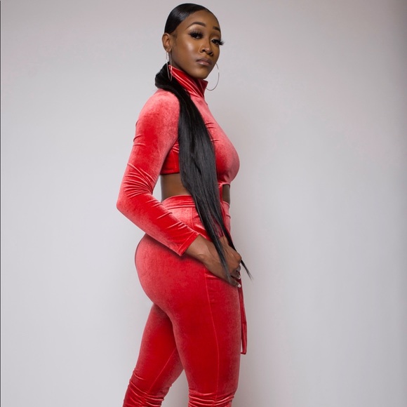 Red Strings Set - Picture 1 of 7